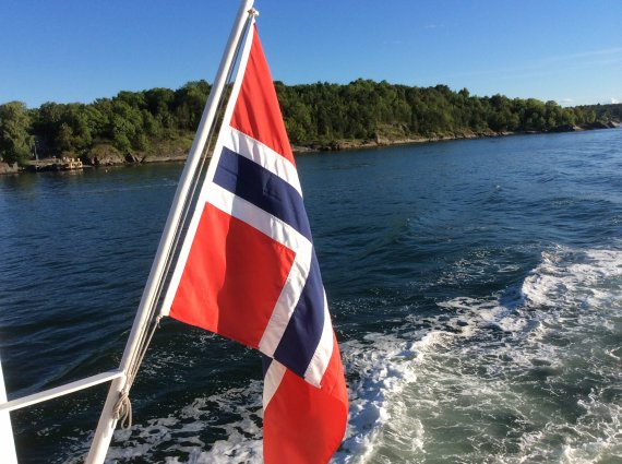une navette bateau entre Oslo et nakholmen