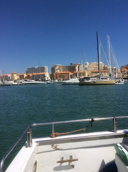 le bateau est très petit